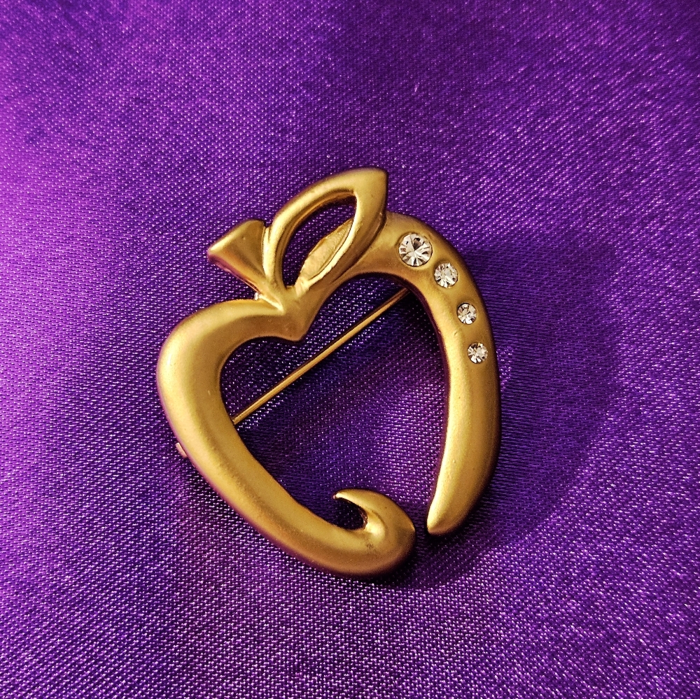 VTG AJMC Goldtone Pewter Apple Brooch/Pin with Rhinestone Accents Approx 1.25"D